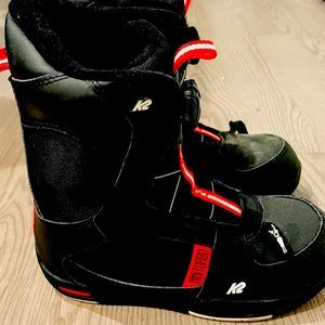 Boys size 4 K2 snowboard boots. The boots are adjustable.
